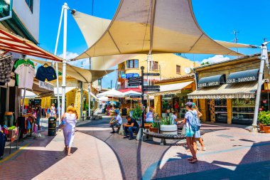 Lefkoşa, Kıbrıs, 24 Ağustos 2017: ledra sokak sınır kapısı Nicosia/Lefkoşa içinde Cypru üzerinde önde gelen bir dar sokak çevresindeki turistik standları