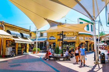 Lefkoşa, Kıbrıs, 24 Ağustos 2017: ledra sokak sınır kapısı Nicosia/Lefkoşa içinde Cypru üzerinde önde gelen bir dar sokak çevresindeki turistik standları