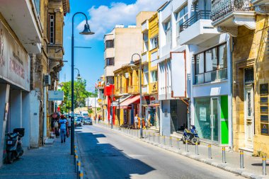 Lefkoşa, Kıbrıs, 24 Ağustos 2017: Lefkoşa, Cypru eski kasaba ticari bir sokakta