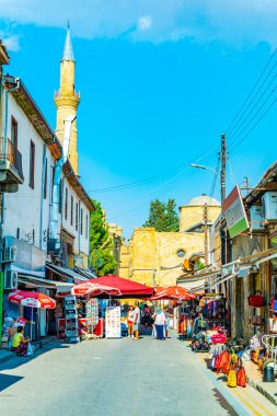 Lefkoşa, Kıbrıs, 24 Ağustos 2017: ledra sokak sınır kapısı Nicosia/Lefkoşa içinde Cypru üzerinde önde gelen bir dar sokak çevresindeki turistik standları