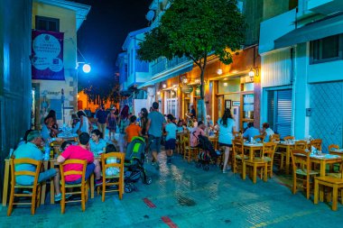 Lefkoşa, Kıbrıs, 24 Ağustos 2017: Gece görünümü yaya merkezi nerede turist akşam sıcak bir yaz günü, Cypru sonra rahatlatıcı keyfini Lefkoşa