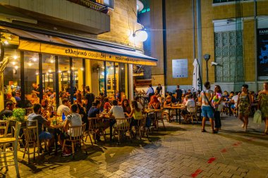 Lefkoşa, Kıbrıs, 24 Ağustos 2017: Gece görünümü yaya merkezi nerede turist akşam sıcak bir yaz günü, Cypru sonra rahatlatıcı keyfini Lefkoşa