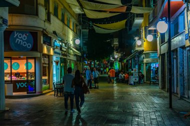 Lefkoşa, Kıbrıs, 24 Ağustos 2017: Gece görünümü yaya merkezi nerede turist akşam sıcak bir yaz günü, Cypru sonra rahatlatıcı keyfini Lefkoşa