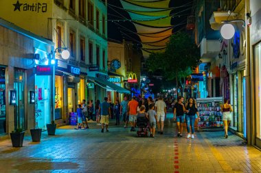 Lefkoşa, Kıbrıs, 24 Ağustos 2017: Gece görünümü yaya merkezi nerede turist akşam sıcak bir yaz günü, Cypru sonra rahatlatıcı keyfini Lefkoşa
