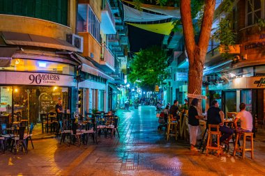 Lefkoşa, Kıbrıs, 24 Ağustos 2017: Gece görünümü yaya merkezi nerede turist akşam sıcak bir yaz günü, Cypru sonra rahatlatıcı keyfini Lefkoşa