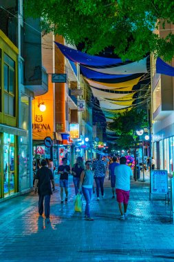Lefkoşa, Kıbrıs, 24 Ağustos 2017: Gece görünümü yaya merkezi nerede turist akşam sıcak bir yaz günü, Cypru sonra rahatlatıcı keyfini Lefkoşa