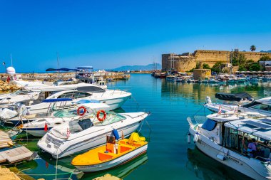 Girne, Kıbrıs, 25 Ağustos 2017: Girne/Girne limanında bir güneşli yaz günü, Cypru sırasında görünümünü