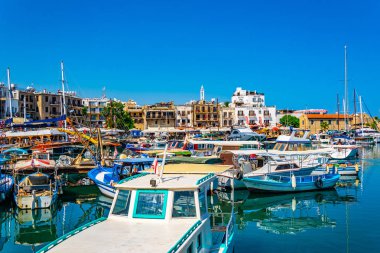 Girne, Kıbrıs, 25 Ağustos 2017: Girne/Girne limanında bir güneşli yaz günü, Cypru sırasında görünümünü