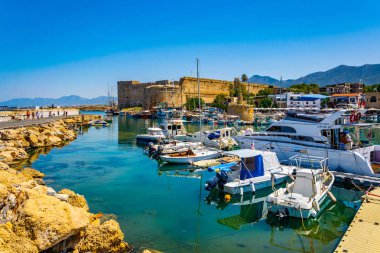 Girne, Kıbrıs, 25 Ağustos 2017: Girne/Girne limanında bir güneşli yaz günü, Cypru sırasında görünümünü