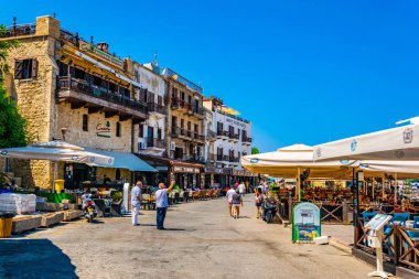 Girne, Kıbrıs, 25 Ağustos 2017: İnsanlar Girne Limanı, Cypru restoranlar arasında gezinme