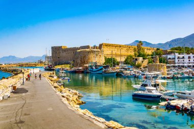 Girne, Kıbrıs, 25 Ağustos 2017: Girne/Girne limanında bir güneşli yaz günü, Cypru sırasında görünümünü