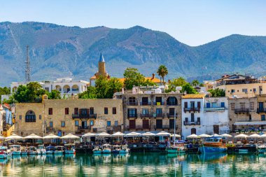 Girne, Kıbrıs, 25 Ağustos 2017: Girne/Girne limanında bir güneşli yaz günü, Cypru sırasında görünümünü
