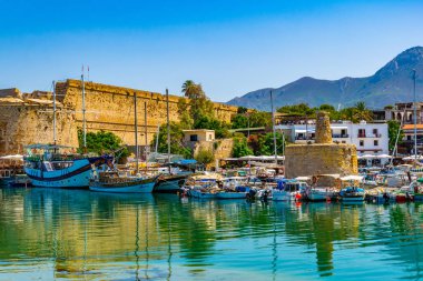 Girne, Kıbrıs, 25 Ağustos 2017: Girne/Girne limanında bir güneşli yaz günü, Cypru sırasında görünümünü