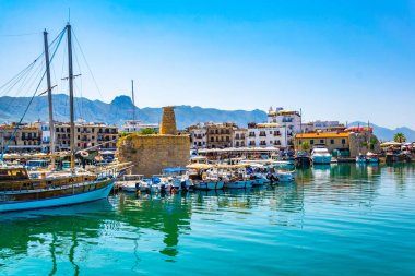 Girne, Kıbrıs, 25 Ağustos 2017: Girne/Girne limanında bir güneşli yaz günü, Cypru sırasında görünümünü