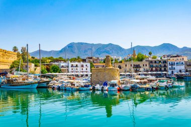 Girne, Kıbrıs, 25 Ağustos 2017: Girne/Girne limanında bir güneşli yaz günü, Cypru sırasında görünümünü