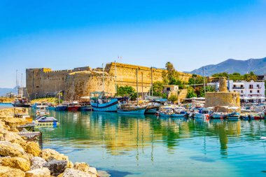Girne, Kıbrıs, 25 Ağustos 2017: Girne/Girne limanında bir güneşli yaz günü, Cypru sırasında görünümünü