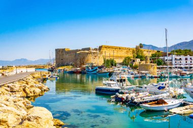 Girne, Kıbrıs, 25 Ağustos 2017: Girne/Girne limanında bir güneşli yaz günü, Cypru sırasında görünümünü