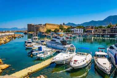 Girne, Kıbrıs, 25 Ağustos 2017: Girne/Girne limanında bir güneşli yaz günü, Cypru sırasında görünümünü