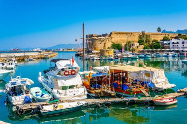 Girne, Kıbrıs, 25 Ağustos 2017: Girne/Girne limanında bir güneşli yaz günü, Cypru sırasında görünümünü