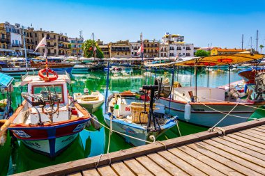 Girne, Kıbrıs, 25 Ağustos 2017: Girne/Girne limanında bir güneşli yaz günü, Cypru sırasında görünümünü