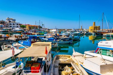 Girne, Kıbrıs, 25 Ağustos 2017: Girne/Girne limanında bir güneşli yaz günü, Cypru sırasında görünümünü