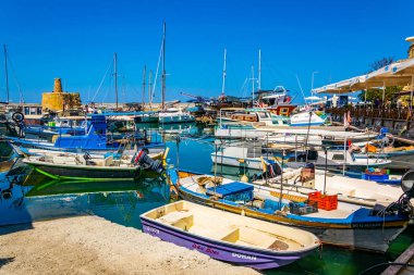 Girne, Kıbrıs, 25 Ağustos 2017: Girne/Girne limanında bir güneşli yaz günü, Cypru sırasında görünümünü