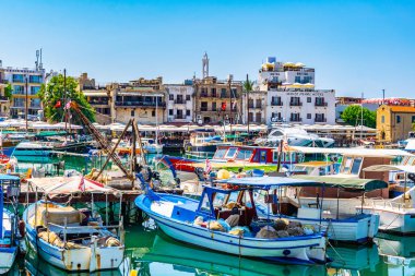 Girne, Kıbrıs, 25 Ağustos 2017: Girne/Girne limanında bir güneşli yaz günü, Cypru sırasında görünümünü