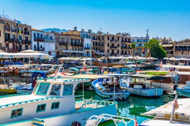 Girne, Kıbrıs, 25 Ağustos 2017: Girne/Girne limanında bir güneşli yaz günü, Cypru sırasında görünümünü