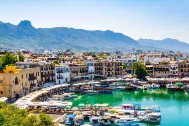 Girne, Kıbrıs, 25 Ağustos 2017: Girne/Girne limanında bir güneşli yaz günü, Cypru sırasında görünümünü