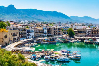 Girne, Kıbrıs, 25 Ağustos 2017: Girne/Girne limanında bir güneşli yaz günü, Cypru sırasında görünümünü