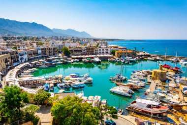 Girne, Kıbrıs, 25 Ağustos 2017: Girne/Girne limanında bir güneşli yaz günü, Cypru sırasında görünümünü