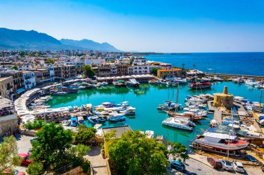 Girne, Kıbrıs, 25 Ağustos 2017: Girne/Girne limanında bir güneşli yaz günü, Cypru sırasında görünümünü