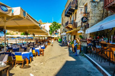 Girne, Kıbrıs, 25 Ağustos 2017: İnsanlar Girne Limanı, Cypru restoranlar arasında gezinme