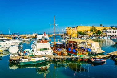 Girne, Kıbrıs, 25 Ağustos 2017: Girne/Girne limanında bir güneşli yaz günü, Cypru sırasında görünümünü