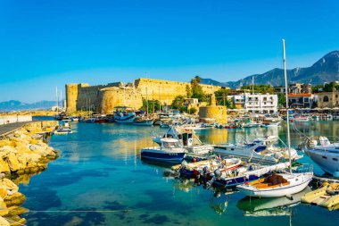 Girne, Kıbrıs, 25 Ağustos 2017: Girne/Girne limanında bir güneşli yaz günü, Cypru sırasında görünümünü