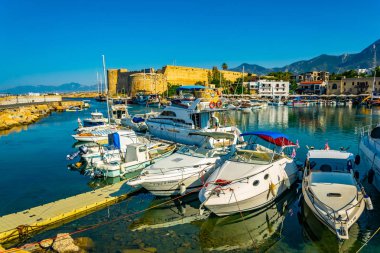 Girne, Kıbrıs, 25 Ağustos 2017: Girne/Girne limanında bir güneşli yaz günü, Cypru sırasında görünümünü