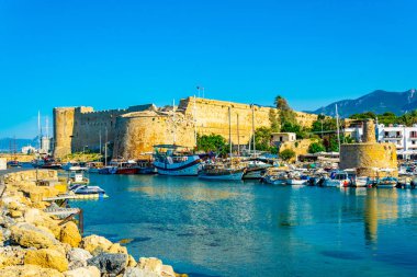 Girne, Kıbrıs, 25 Ağustos 2017: Girne/Girne limanında bir güneşli yaz günü, Cypru sırasında görünümünü