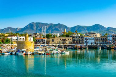 Girne, Kıbrıs, 25 Ağustos 2017: Girne/Girne limanında bir güneşli yaz günü, Cypru sırasında görünümünü
