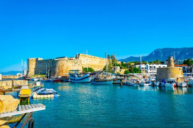 Girne, Kıbrıs, 25 Ağustos 2017: Girne/Girne limanında bir güneşli yaz günü, Cypru sırasında görünümünü