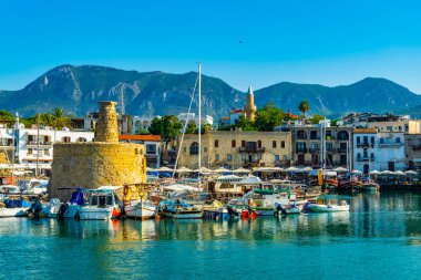 Girne, Kıbrıs, 25 Ağustos 2017: Girne/Girne limanında bir güneşli yaz günü, Cypru sırasında görünümünü