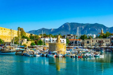 Girne, Kıbrıs, 25 Ağustos 2017: Girne/Girne limanında bir güneşli yaz günü, Cypru sırasında görünümünü