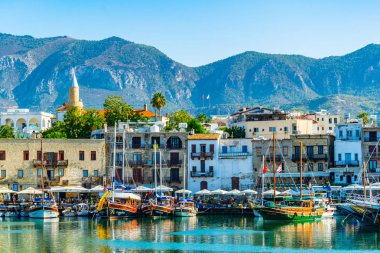 Girne, Kıbrıs, 25 Ağustos 2017: Girne/Girne limanında bir güneşli yaz günü, Cypru sırasında görünümünü