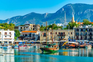 Girne, Kıbrıs, 25 Ağustos 2017: Girne/Girne limanında bir güneşli yaz günü, Cypru sırasında görünümünü