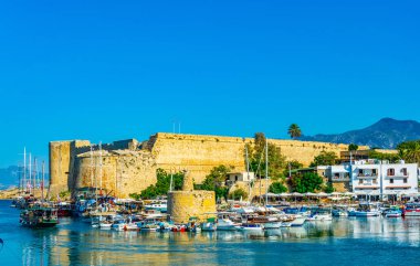 Girne, Kıbrıs, 25 Ağustos 2017: Girne/Girne limanında bir güneşli yaz günü, Cypru sırasında görünümünü