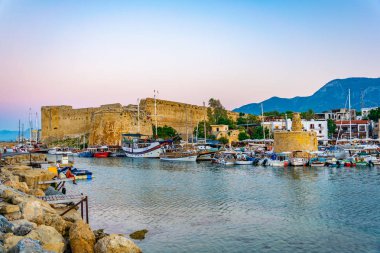 Girne, Kıbrıs, 25 Ağustos 2017: Sunset görünümü üzerinde bağlantı noktası, Cypru arkasında Girne Kalesi