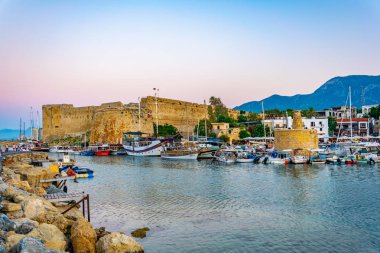 Girne, Kıbrıs, 25 Ağustos 2017: Sunset görünümü üzerinde bağlantı noktası, Cypru arkasında Girne Kalesi