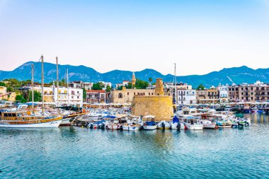 Girne, Kıbrıs, 25 Ağustos 2017: Gün batımı görünümü Girne Limanı, Cypru