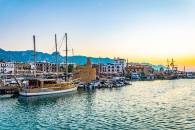 Girne, Kıbrıs, 25 Ağustos 2017: Gün batımı görünümü Girne Limanı, Cypru