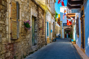 Girne, Kıbrıs, 26 Ağustos 2017: Girne, Cypru eski kasaba dar sokakta