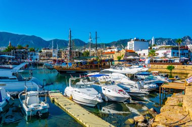 Girne, Kıbrıs, 26 Ağustos 2017: Girne/Girne limanında bir güneşli yaz günü, Cypru sırasında görünümünü